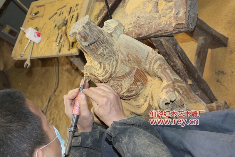 木雕厂，木雕加工作坊正在手工雕刻中线条粗加工