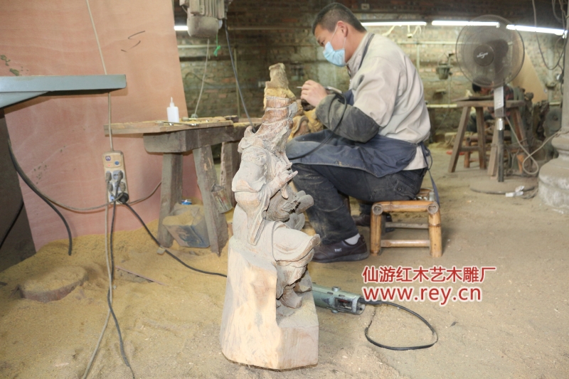 木雕厂精雕细刻，木雕加工作坊正在手工雕刻中