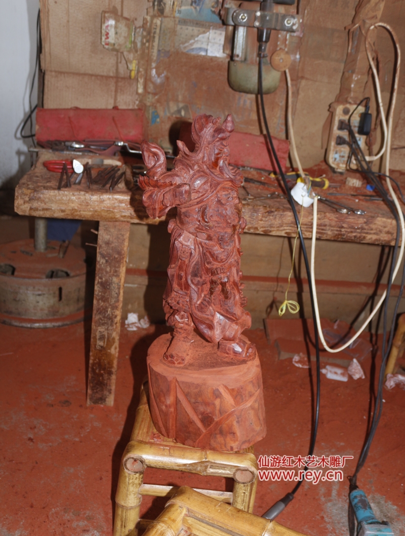 正在雕刻中的非洲紫檀木关公（关羽）雕像半成品，关公雕像粗坯