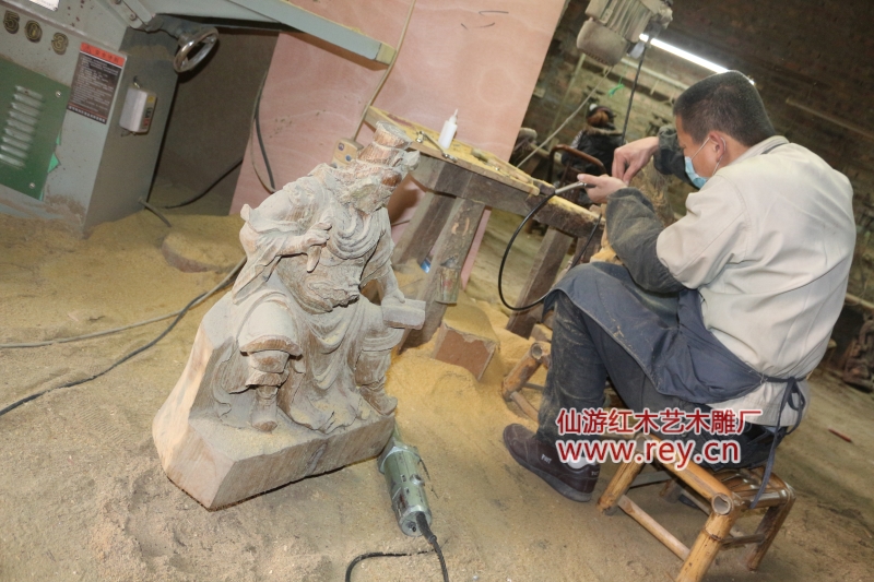 木雕厂粗坯作品，木雕加工作坊正在手工雕刻中