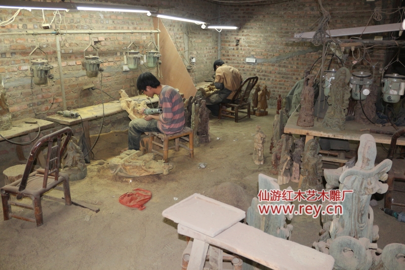 木雕厂正在学习雕刻，木雕加工作坊正在手工雕刻中