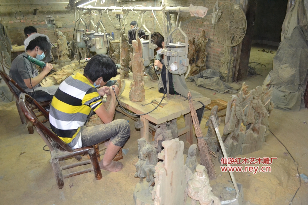 红木艺木雕厂手工加工观音雕像过程图片